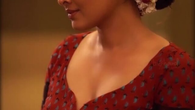 Divya Prabha’s viral video shows off her sexy body!!!