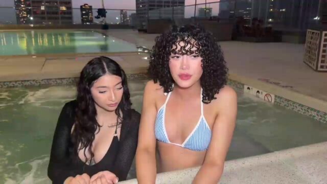 Kameaisweird Showed Off Their Hot Body During A Live Stream